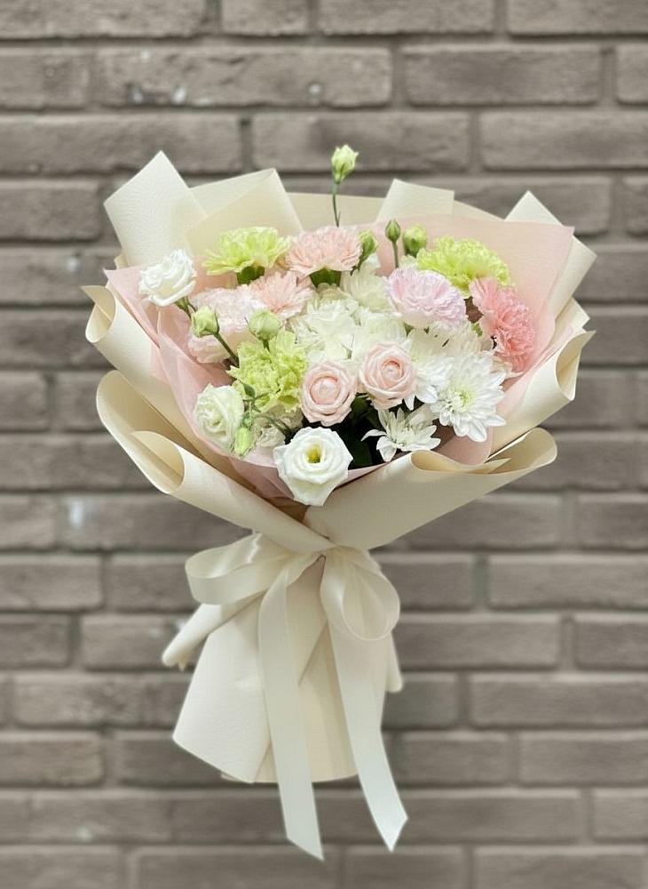 Букет цветов из: Гвоздики, Розы, Лизиантусы и Хризантемы в Свердловский